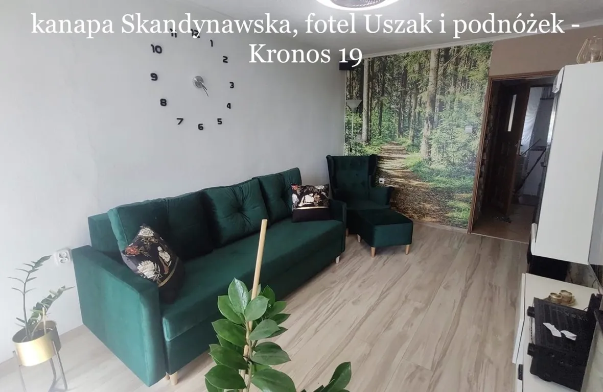 ciemnozielona kanapa skandynawska z fotelem uszak i podnóżkiem real foto